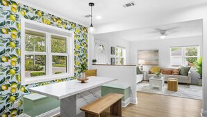 Una cocina moderna con encimera de mármol, banco de madera y salpicadero con estampado de limón.