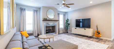 Smart TV, chimenea, oficina y impresora