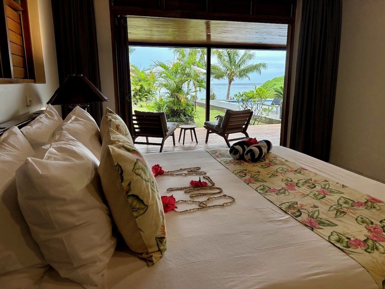 5 makuuhuonetta, tallelokero huoneessa, silitysrauta/-lauta