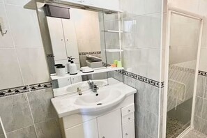 Haartrockner, Handtücher, Seife, Toilettenpapier
