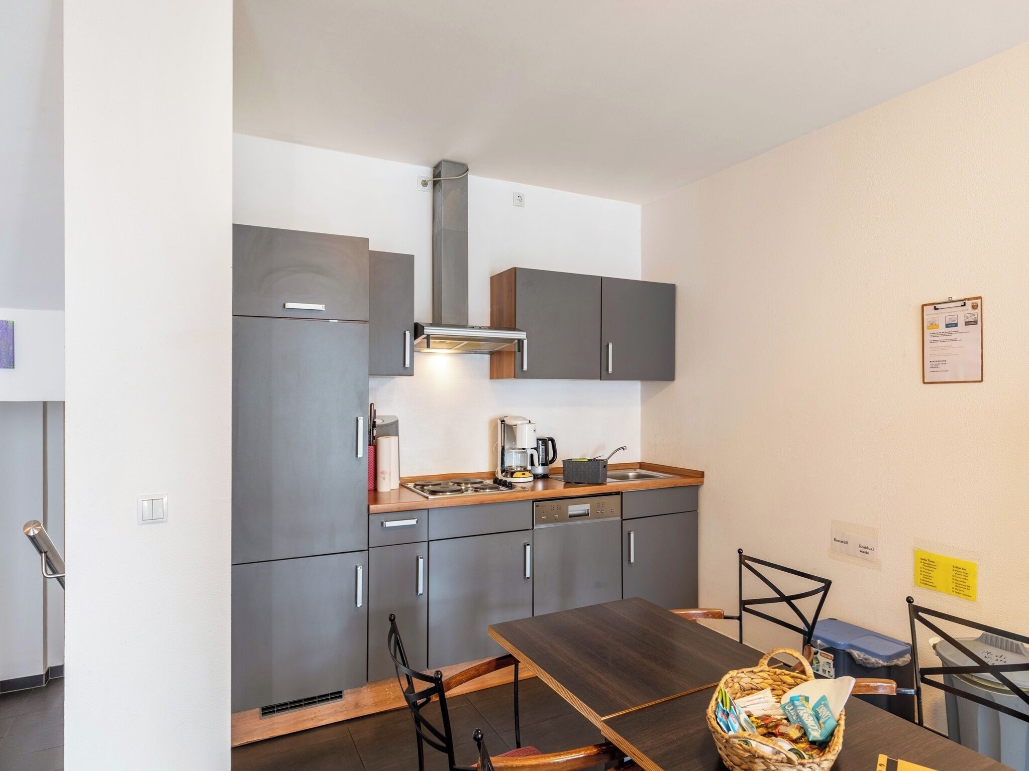 Kühlschrank, Mikrowelle, Herdplatte, Geschirrspüler