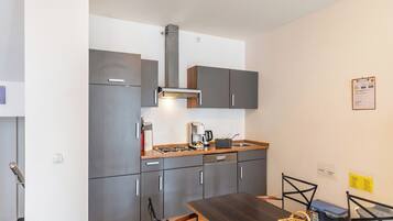 Kühlschrank, Mikrowelle, Herdplatte, Geschirrspüler