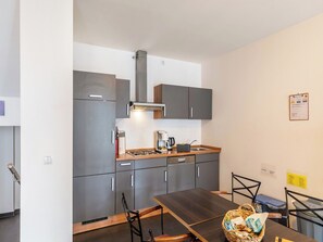 Kühlschrank, Mikrowelle, Herdplatte, Geschirrspüler