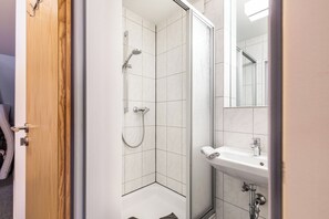 Een douche, een haardroger, handdoeken, zeep