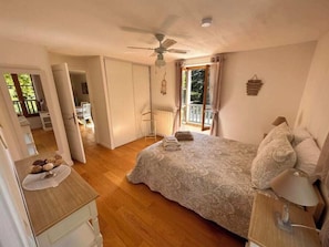 2 bedrooms, iron/ironing board, free WiFi