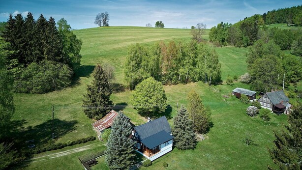A rural landscape with a large house surrounded by trees and a hill. - Beautiful private villa for 6 guests with WIFI, TV and terrace (Jablonec Nad Nisou)