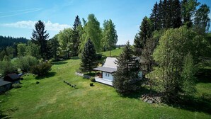 A house surrounded by a lush green landscape with trees and a clear sky. - Beautiful private villa for 6 guests with WIFI, TV and terrace (Jablonec Nad Nisou)