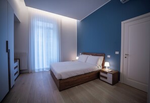 1 dormitorio, tabla de planchar con plancha, wifi y ropa de cama