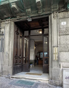 Exterior detail - Luxury Apartment Naples very central, close to metro Piazza Amedeo (Napoli)