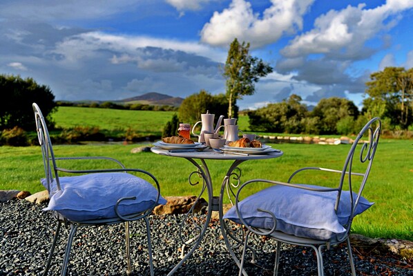 Chalet | Balcony - Tranquil Shepherds Hut With Stunning Views, No Deposit (Pwllheli)