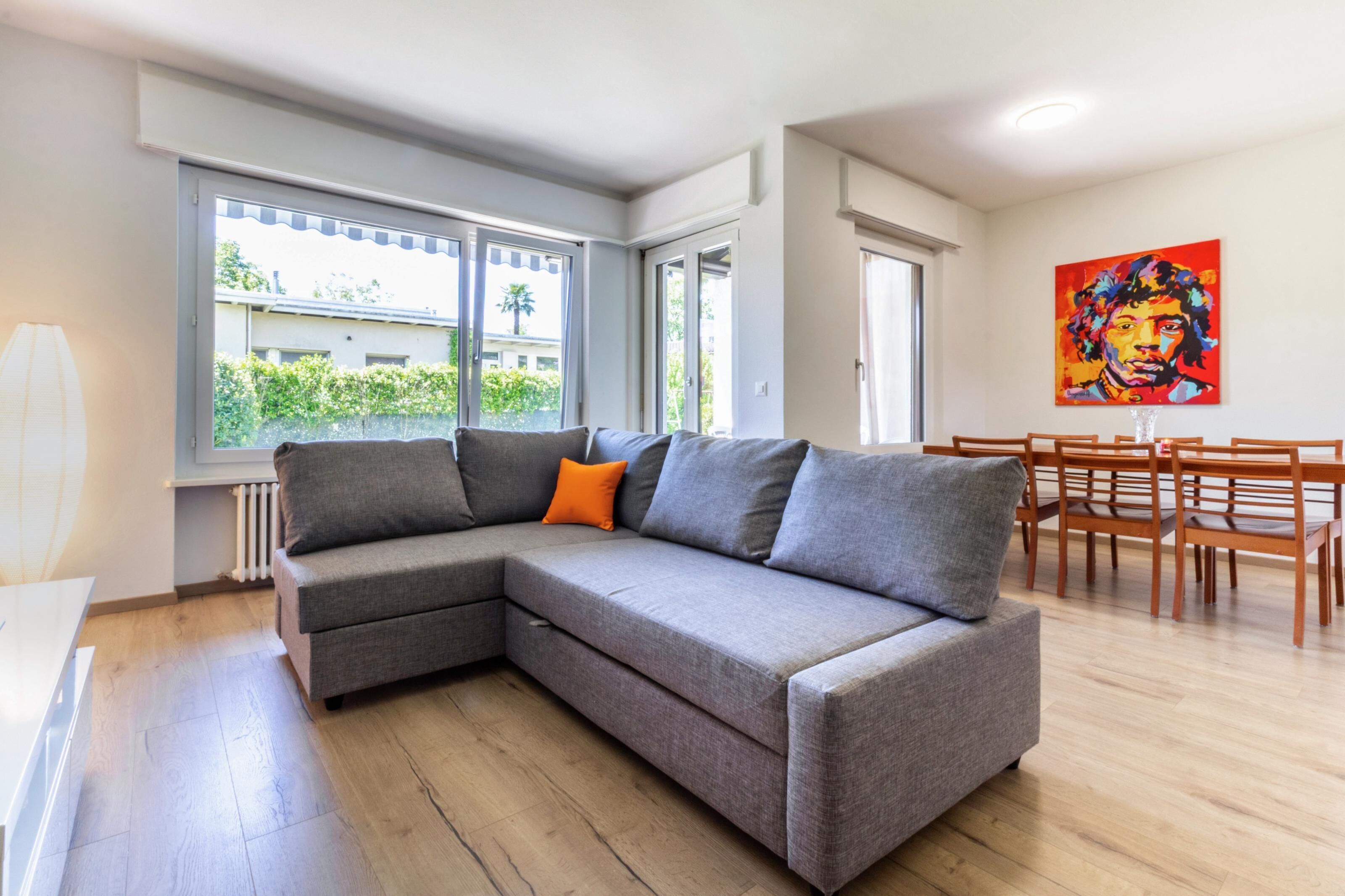 Een smart-tv en een open haard