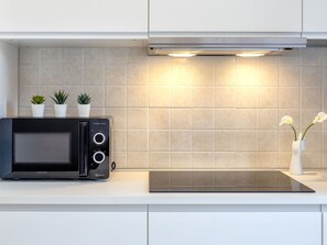 Four à micro-ondes, chaise haute