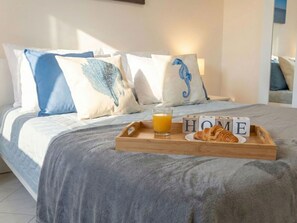 1 bedroom, travel crib