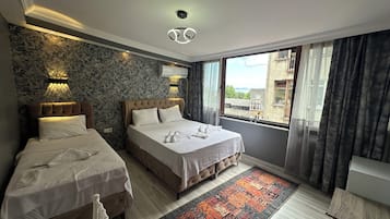 Family Suite | Peralatan tempat tidur premium, bar mini, meja, Wi-fi percuma