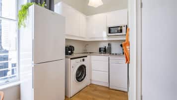 JÀÀkaappi, mikroaaltouuni, uuni, liesi