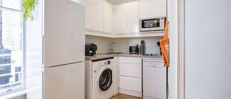 Køleskab, mikrobølgeovn, ovn, kogeplade