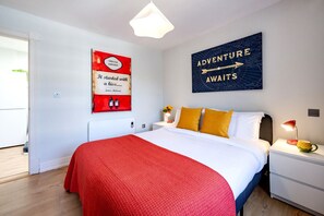 2 quartos, ferros/tábuas de passar roupa, berço de viagem