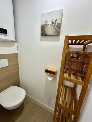 Dusj, hårføner, håndklær og såpe
