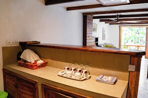 Family Apartment, Courtyard View | Laptop workspace, bed sheets