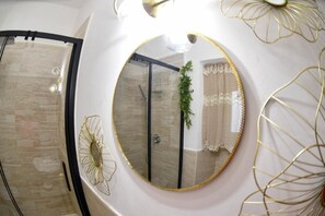 Ducha, secador de pelo, bidé y toallas