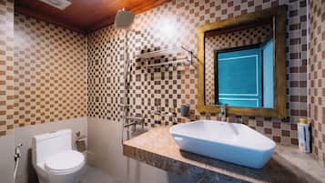 Basic Double Room, Courtyard View | Bathroom | Shower, rainfall showerhead, free toiletries, hair dryer