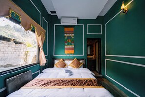 Chambre de base double, vue sur la cour intérieure | Système d’insonorisation, accès au Wi-Fi (inclus)