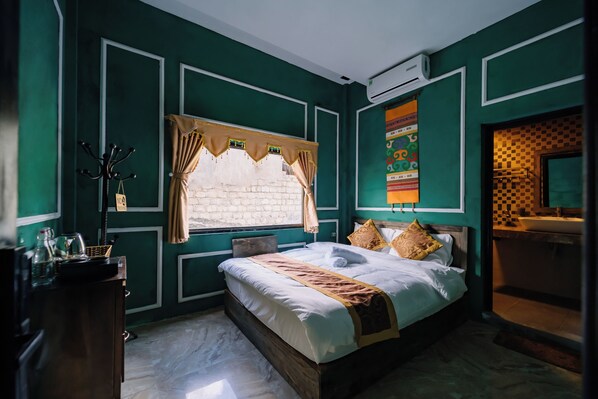 Chambre de base double, vue sur la cour intérieure | Système d’insonorisation, accès au Wi-Fi (inclus)