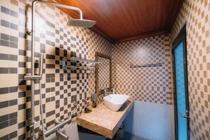 Basic Double Room, Courtyard View | Bathroom | Shower, rainfall showerhead, free toiletries, hair dryer