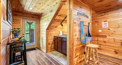Game Room~ HotTub~ Dollywood 3 Miles~Outdoor Pool