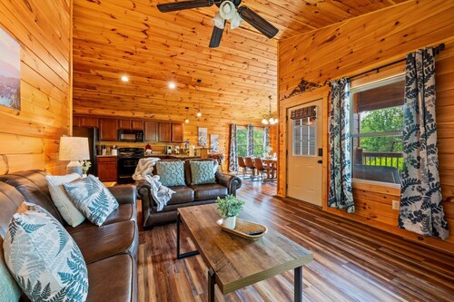 Game Room~ HotTub~ Dollywood 3 Miles~Outdoor Pool