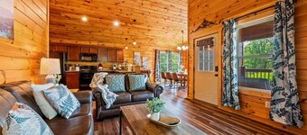 Game Room~ HotTub~ Dollywood 3 Miles~Outdoor Pool