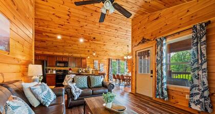 Game Room~ HotTub~ Dollywood 3 Miles~Outdoor Pool