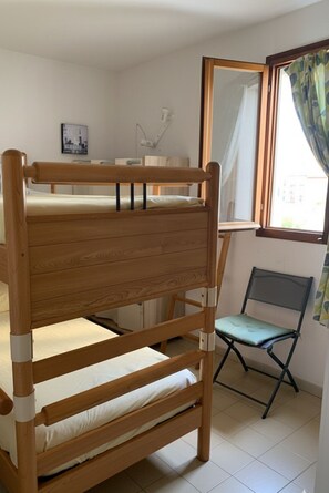 2 Schlafzimmer, Bügeleisen/Bügelbrett