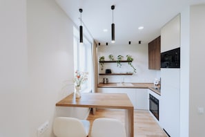 Micro-ondes, four, plaque de cuisson, lave-vaisselle
