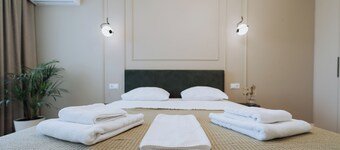 Bright 2-Bed Flat • Near Station • Work-Friendly