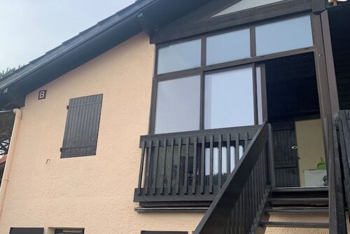 Apartment in lakefront residence