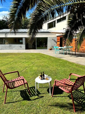 Outdoor dining - Wonderful 4-bedroom villa with WiFi in Llanes (La Pereda)