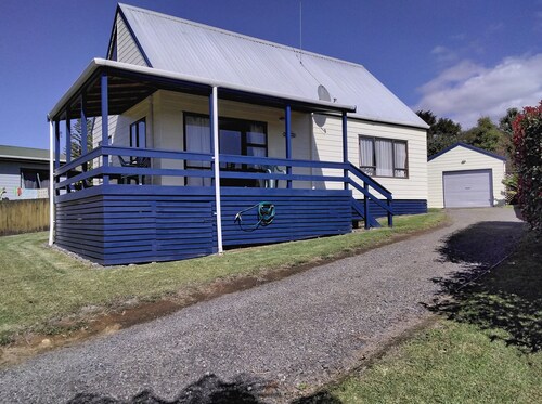 Relaxing 3BR Home in Whangamata Near Trails & Town