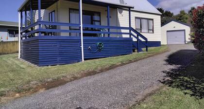 Relaxing 3BR Home in Whangamata Near Trails & Town