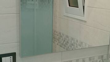 Doccia, asciugacapelli, bidet, asciugamani