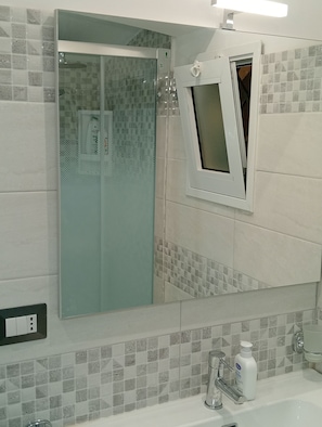 Dusche, Haartrockner, Bidet, Handtücher