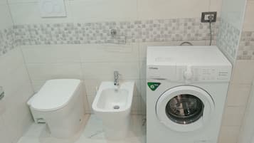 Ducha, secador de pelo, bidet, toallas