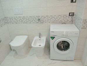 Dusche, Haartrockner, Bidet, Handtücher