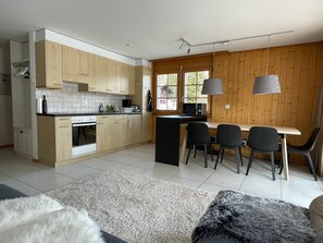 Køleskab, mikrobølgeovn, kogeplade, kaffe-/temaskine