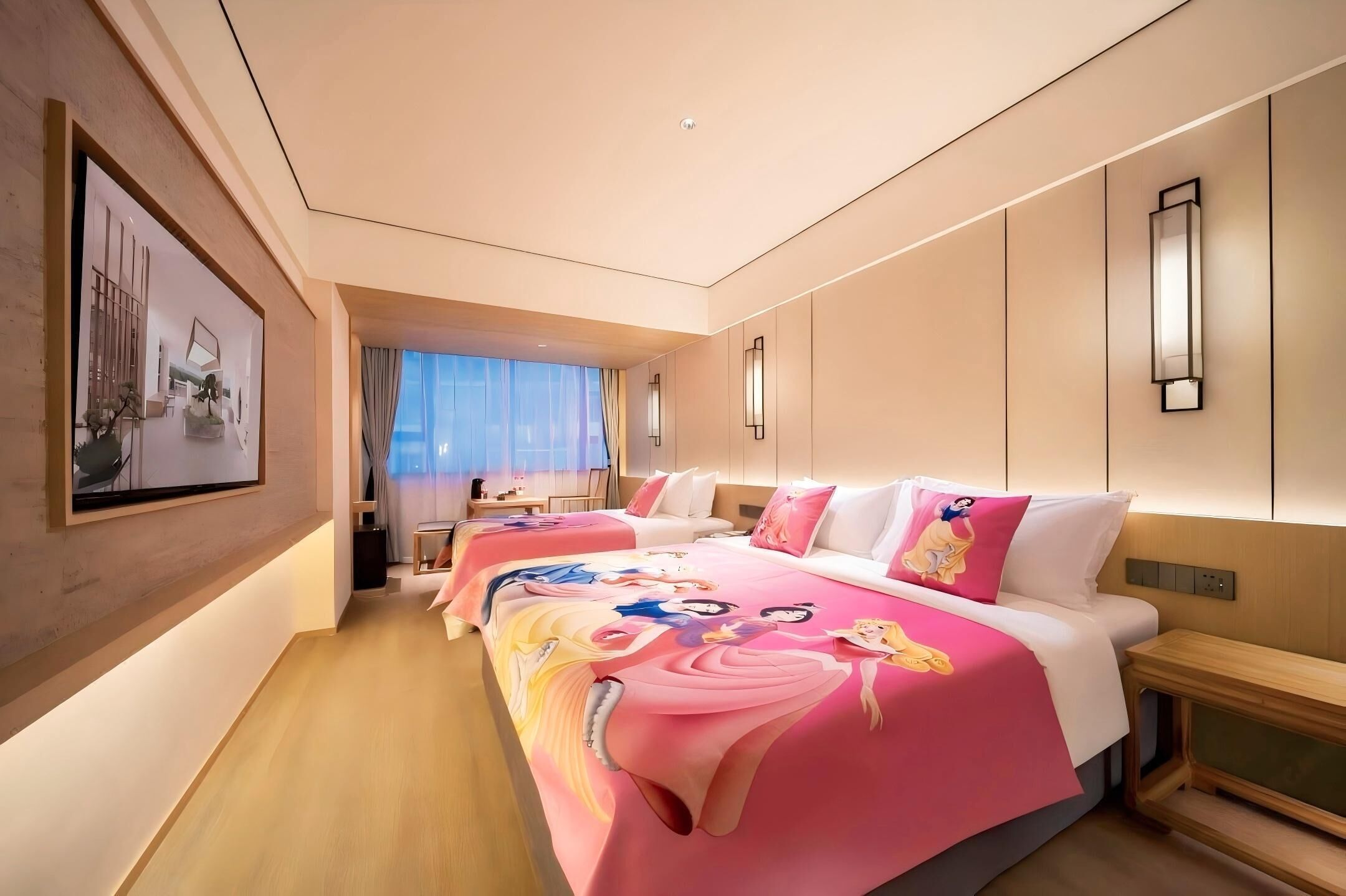 Habitación de hotel con una cama grande, mesitas de noche, un escritorio y una ventana con cortinas.