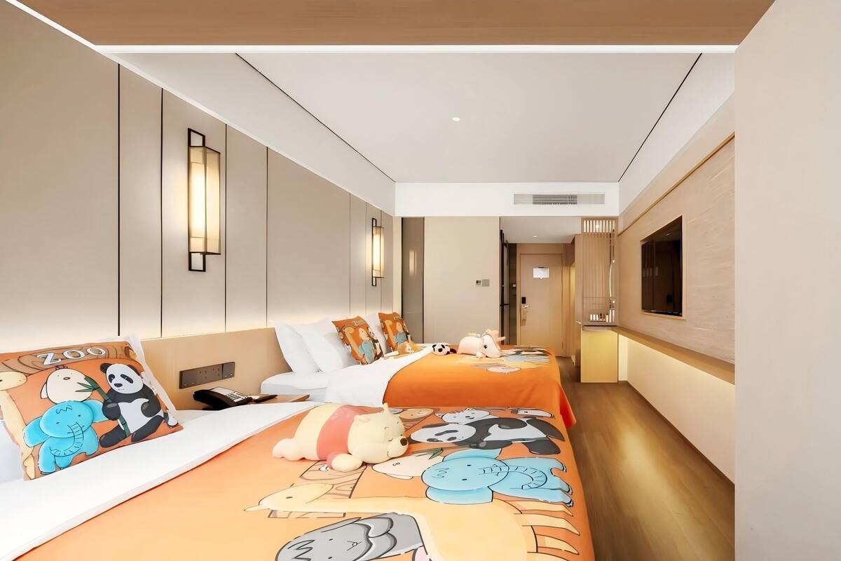 Ein Hotelzimmer mit einem großen Bett, einem Nachttisch, einem Fernseher und einem Fenster.