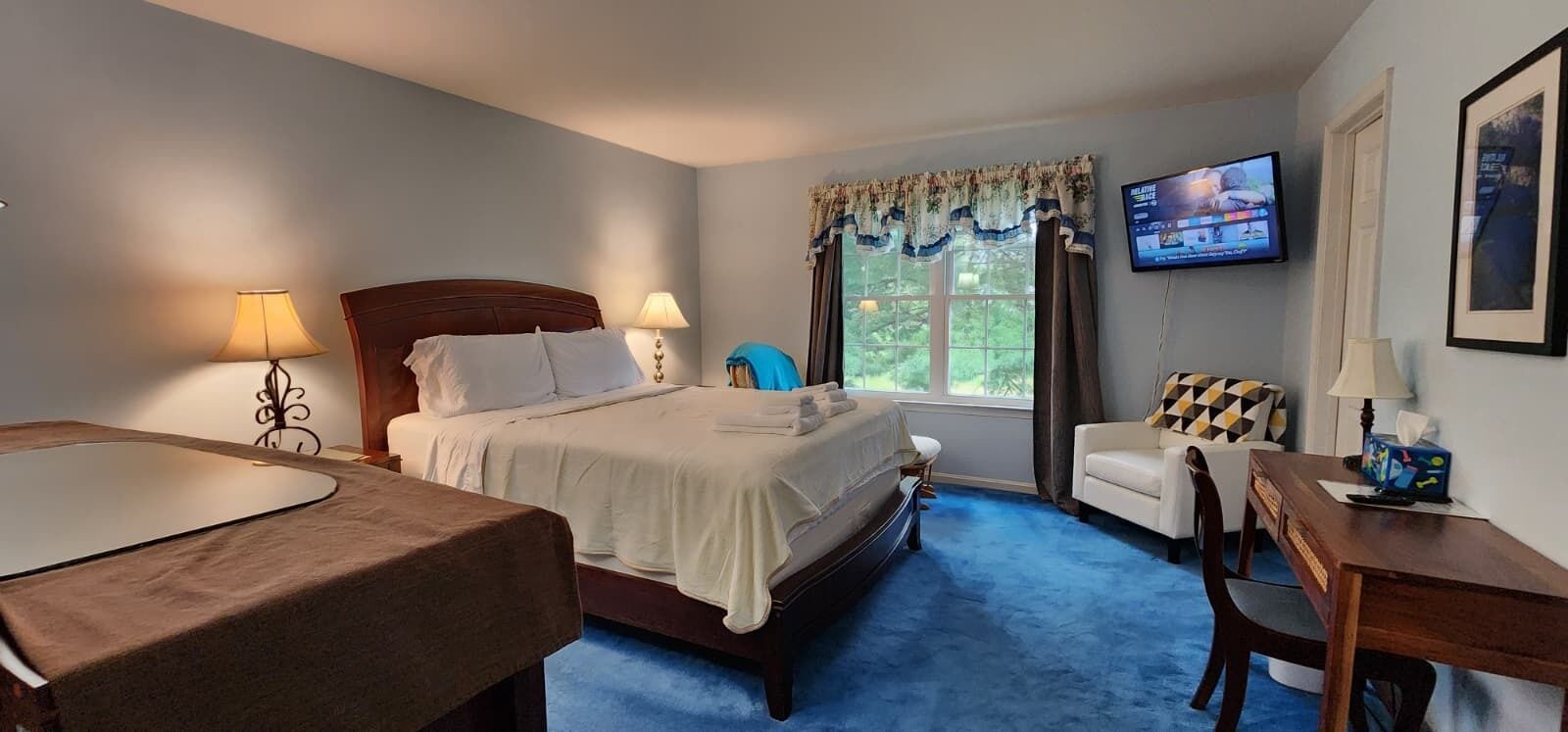 3 chambres, bureau, fer et planche à repasser, lit parapluie