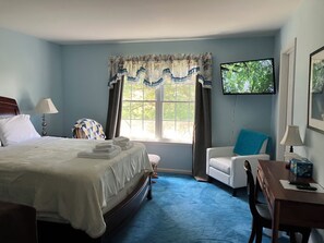 3 bedrooms, desk, iron/ironing board, travel cot