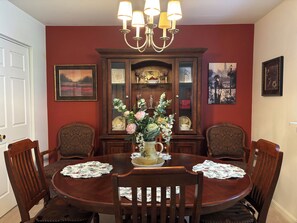 Dining - Cozy 3BR Family Stay Near Hershey & Harrisburg • Sleeps 1-5 • Free Parking (Harrisburg)