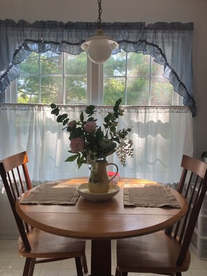 Dining - Cozy 3BR Family Stay Near Hershey & Harrisburg • Sleeps 1-5 • Free Parking (Harrisburg)